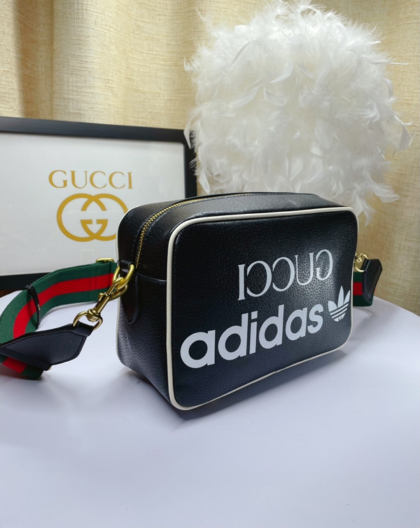 激安グッチバッグコピー背面デザイン